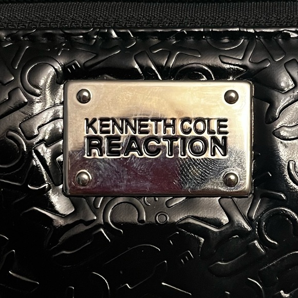 Kenneth Kole Wristlest with Double Zippered Compartments!! - Picture 8 of 9